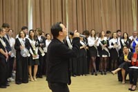 Песня «Танцуй пока молодой» Родиона Газманова стала негласным гимном последних звонков в школах Запада Москвы